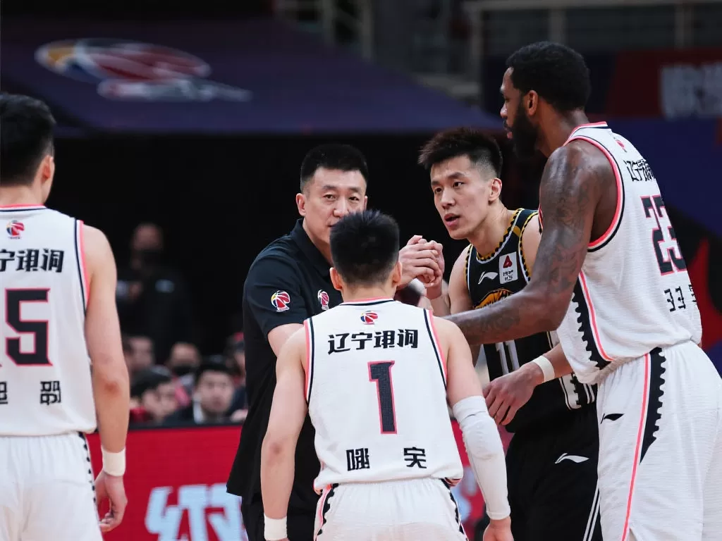 辽篮训练师为球队晋级四强欢呼，赵继伟评论：明天继续练！